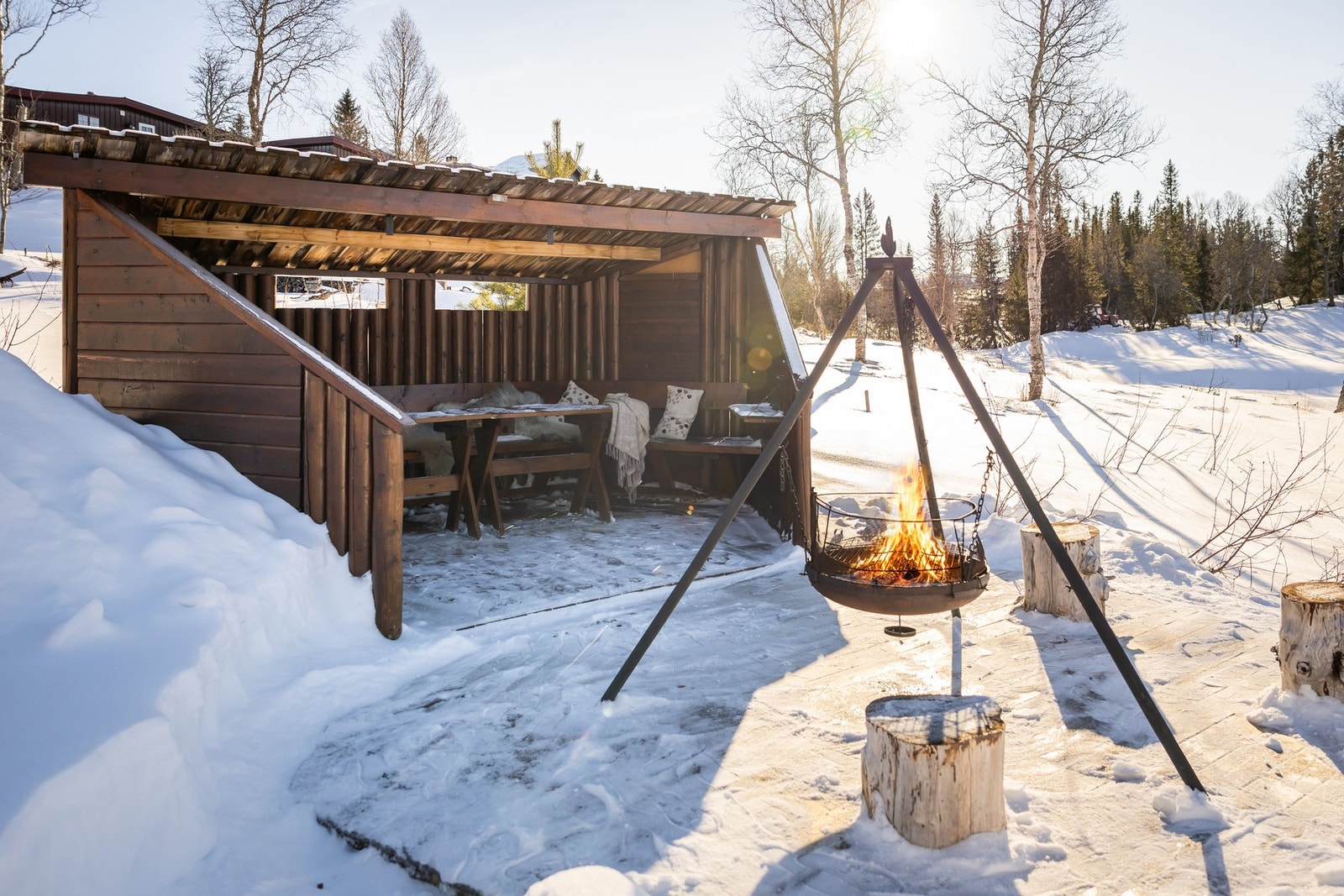 Her har du blant annet en lun gapahuk som gjør det mulig å nyte uteområdet i all slags vær og vind. Galleribilde