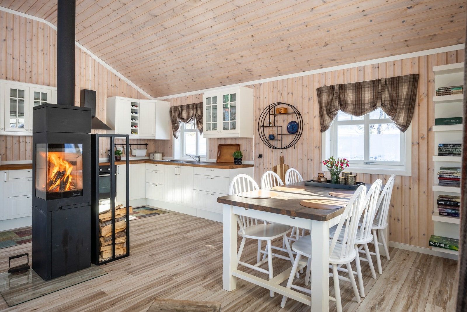 Det er god plass til stort spisebord med plass til hele familien. Galleribilde