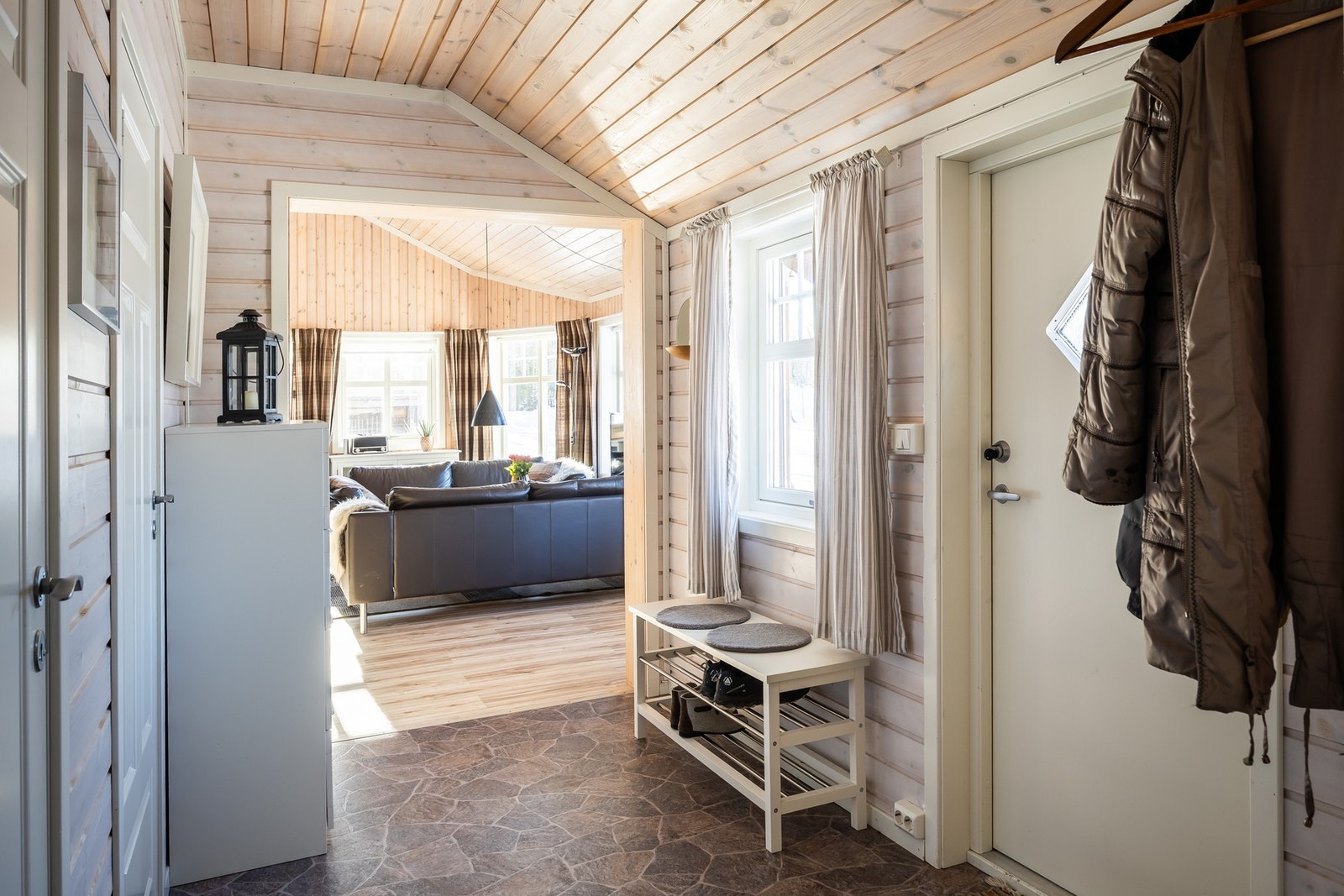 Hytten har en romslig gang med direkte inngang til en innvendig bod. Galleribilde