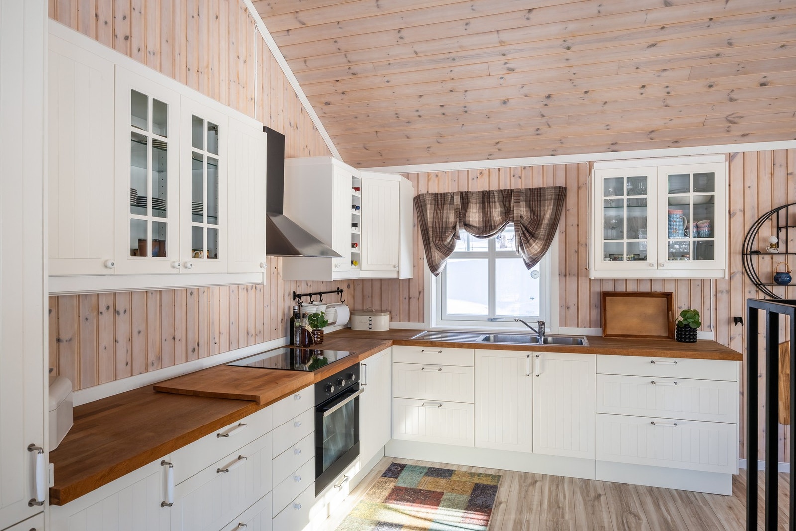 Det er integrert platetopp, stekovn og kombiskap. Galleribilde