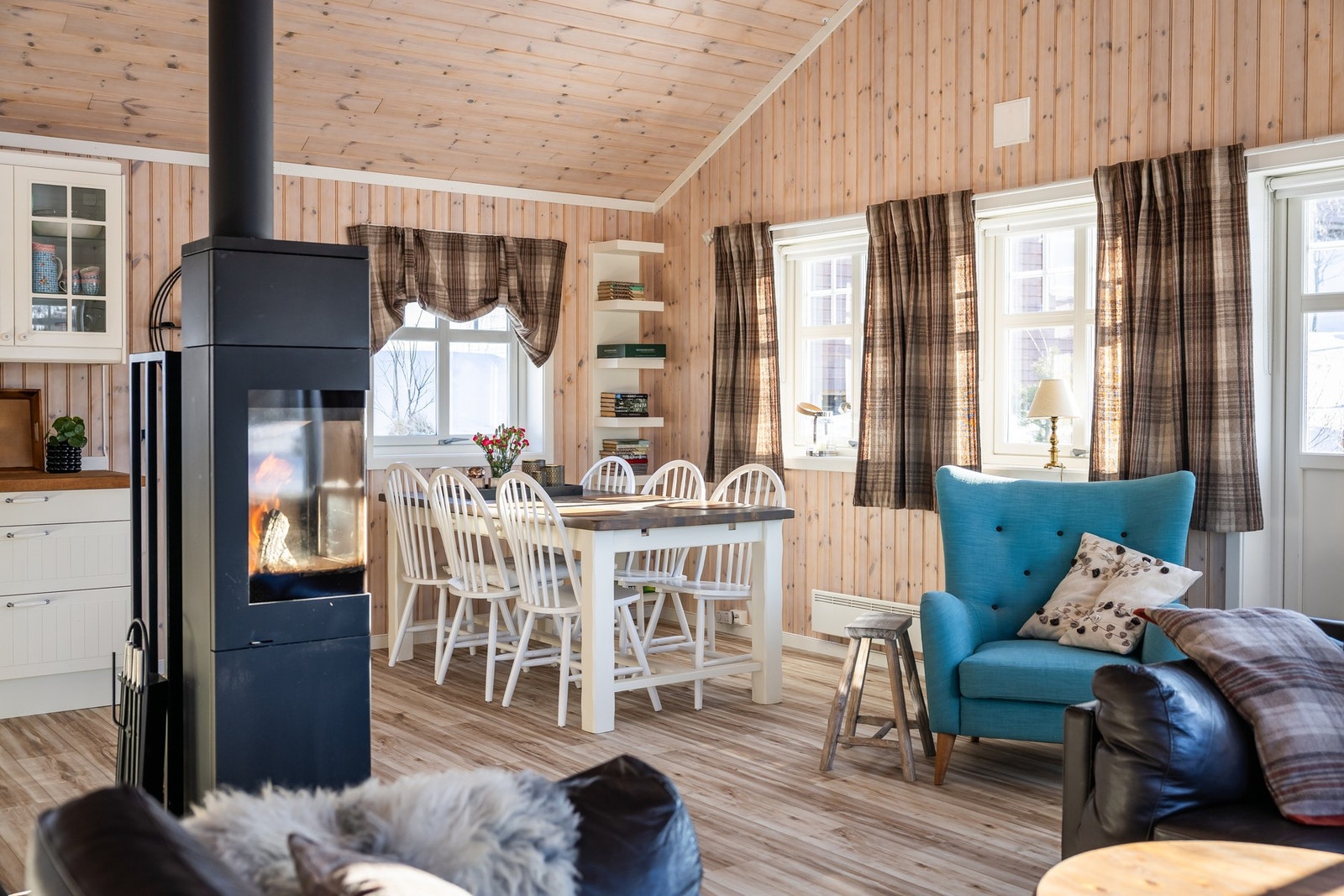 Med peis etablert mellom stue og kjøkken, fordeles varmen godt utover hele rommet. Galleribilde