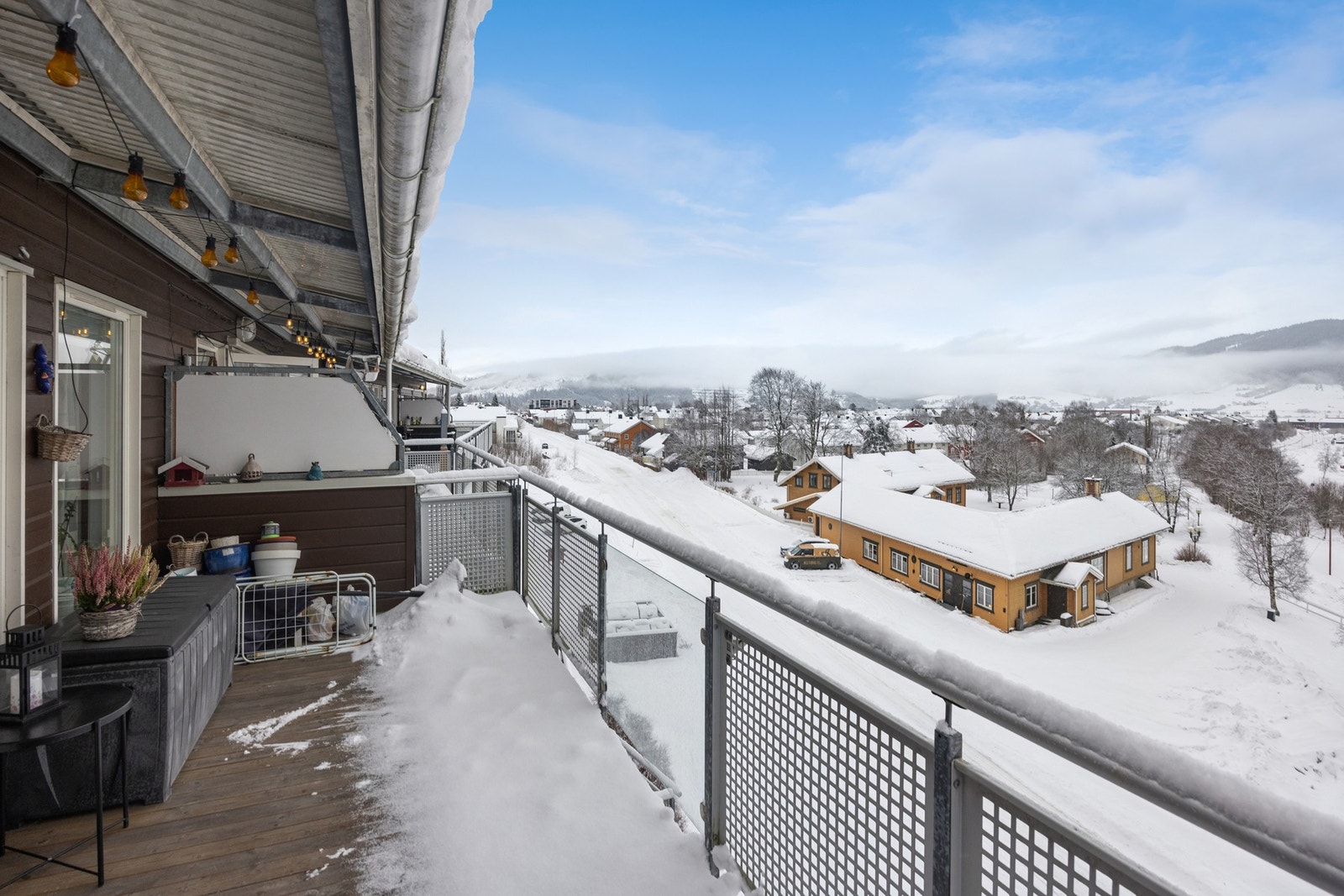 På balkongen har du flere møbleringsmuligheter. Galleribilde