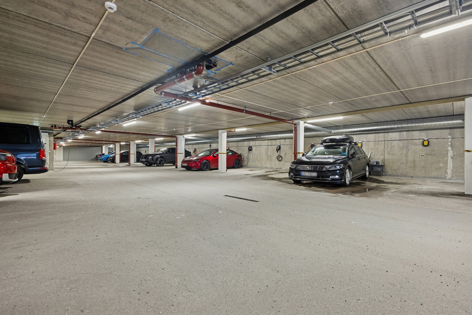Man har parkering i felles parkeringskjeller. Galleribilde