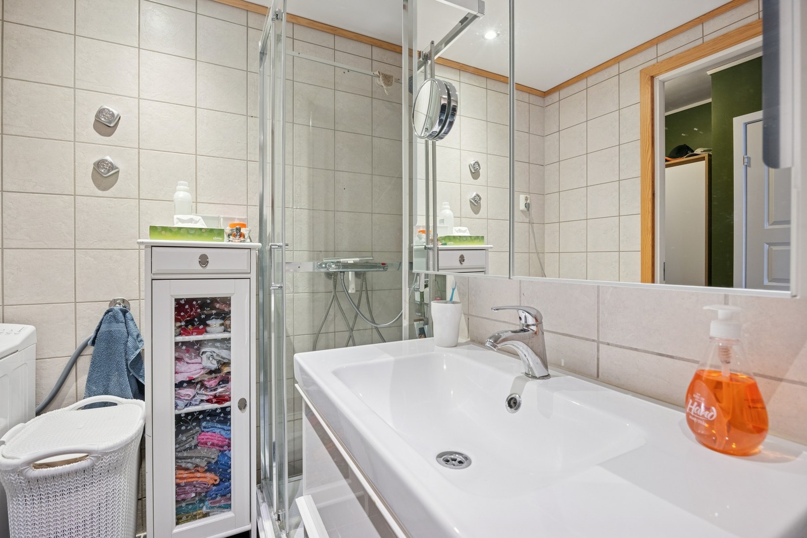 Badet er utstyrt med toalett, servantm/underskap, dusjkabinett og opplegg for vaskemaskin. Galleribilde