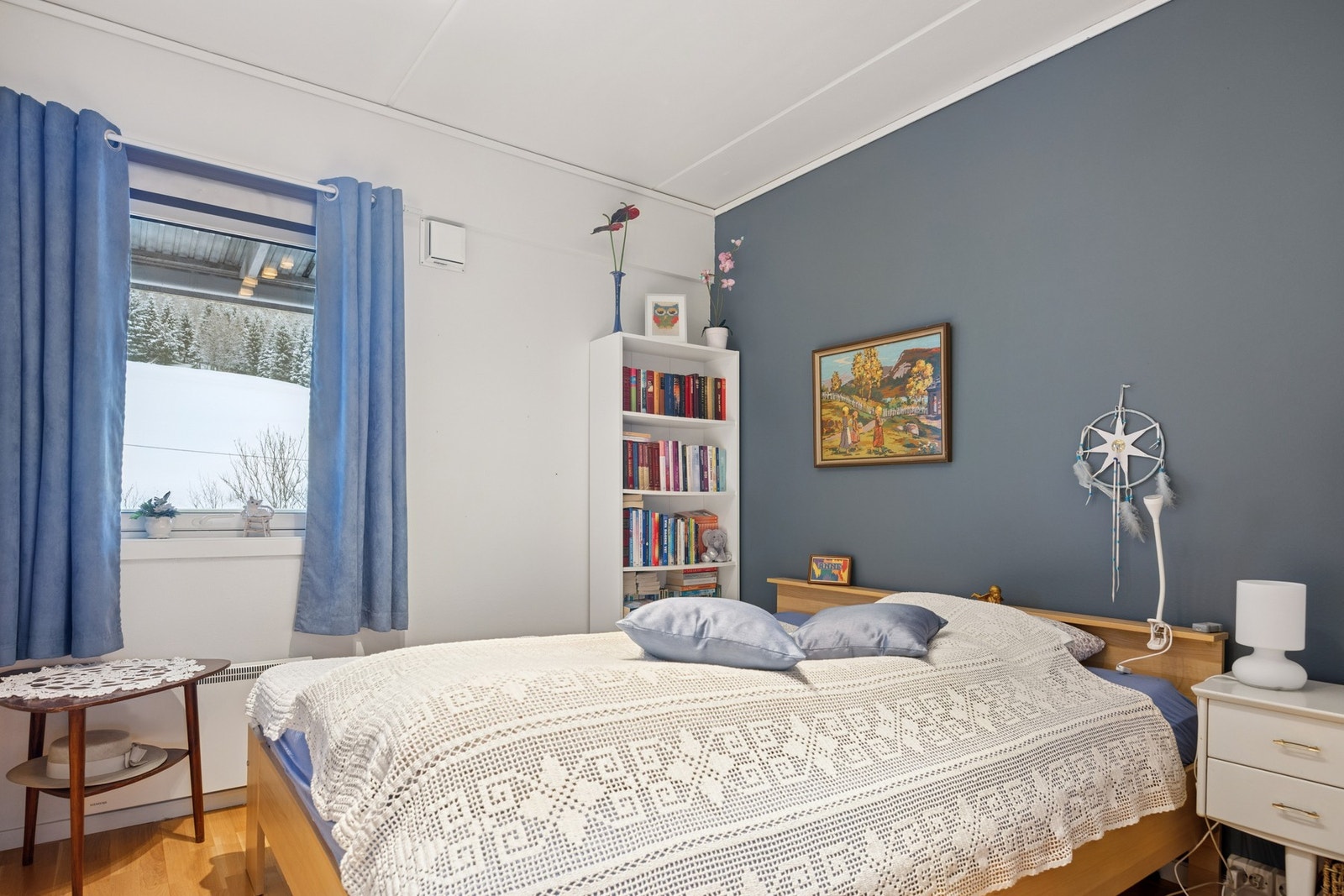 Leiligheten har et romslig soverom med god plass til ei stor seng og garderobesakp. Galleribilde