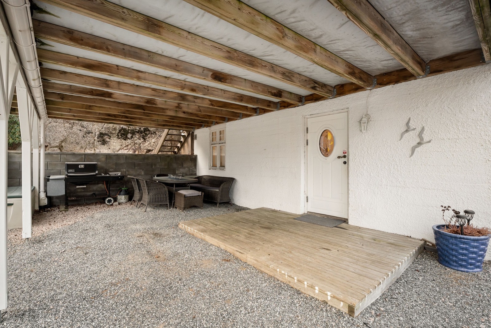 God plass til utemøbler under verandaen. Galleribilde