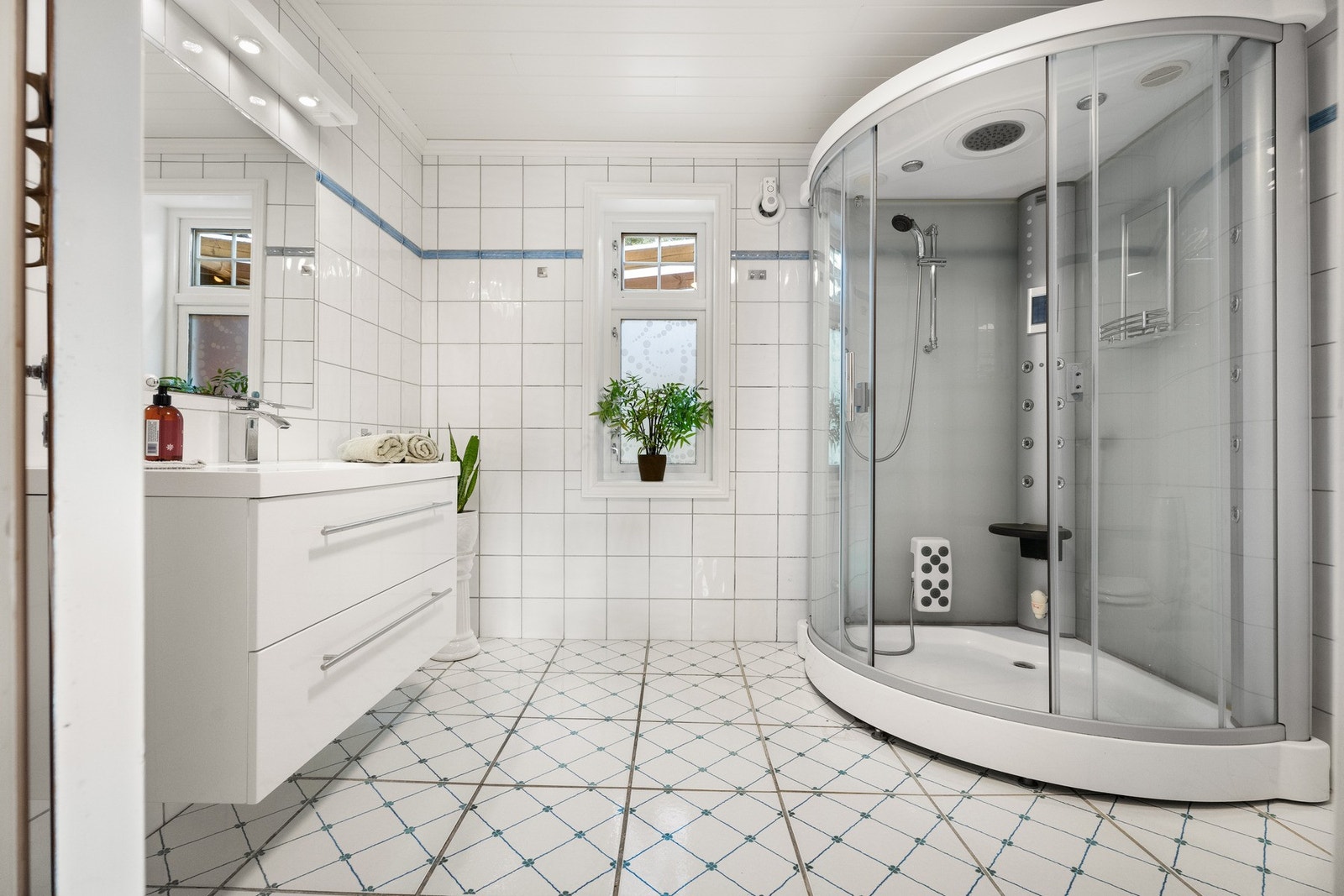 Badet i 1. etasje er romslig, på 7,7 kvadrat. Galleribilde