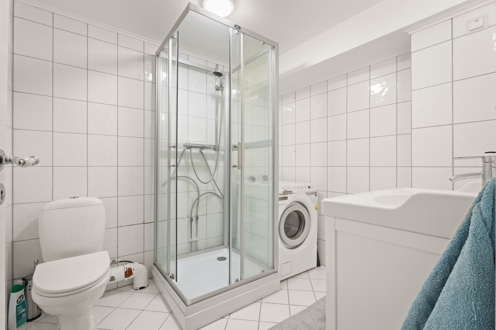 Badet er flislagt, og har varme i gulvet. God plass til vaskemaskin. Galleribilde