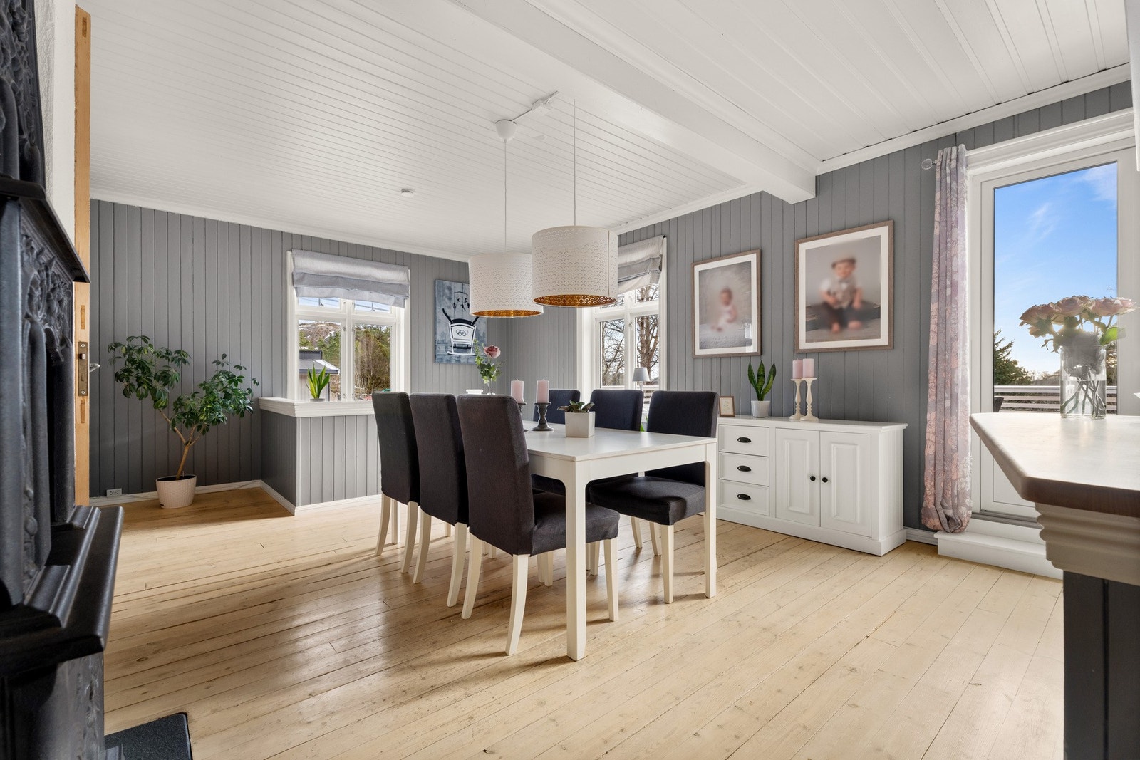 Det er også vedfyring på kjøkkenet. I hjørnet er det trapp ned til underetasjen. Galleribilde