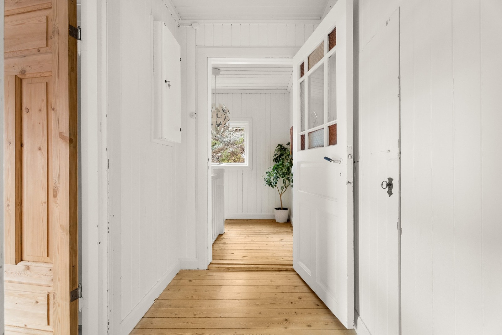 Oppe i boligens 2. etasje finner vi 3 store soverom, garderobe og et toalett. Galleribilde