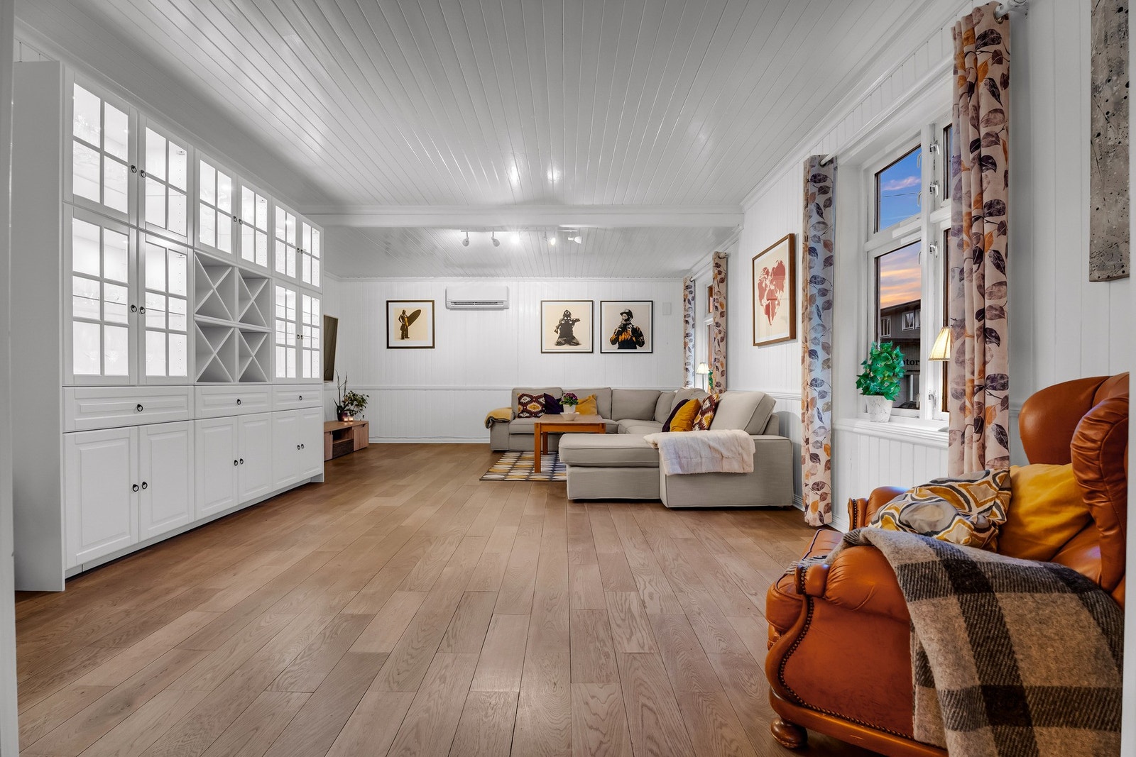 Stuen i 1. etasje er på 31 kvadrat, med god plass til forskjellig type møblering. Galleribilde