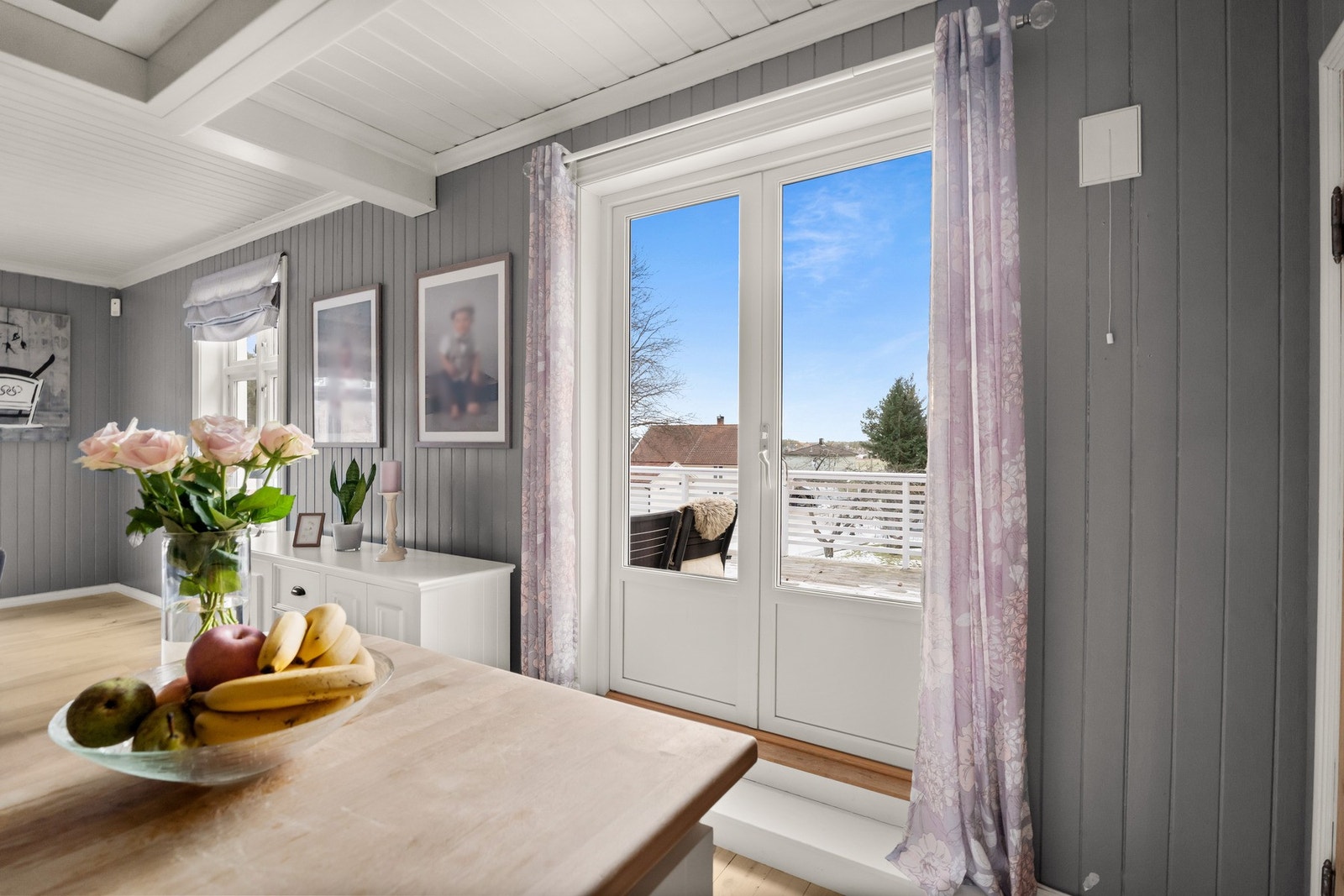 Utgang til den sydvendte uteplassen via dobbel verandadør. Galleribilde