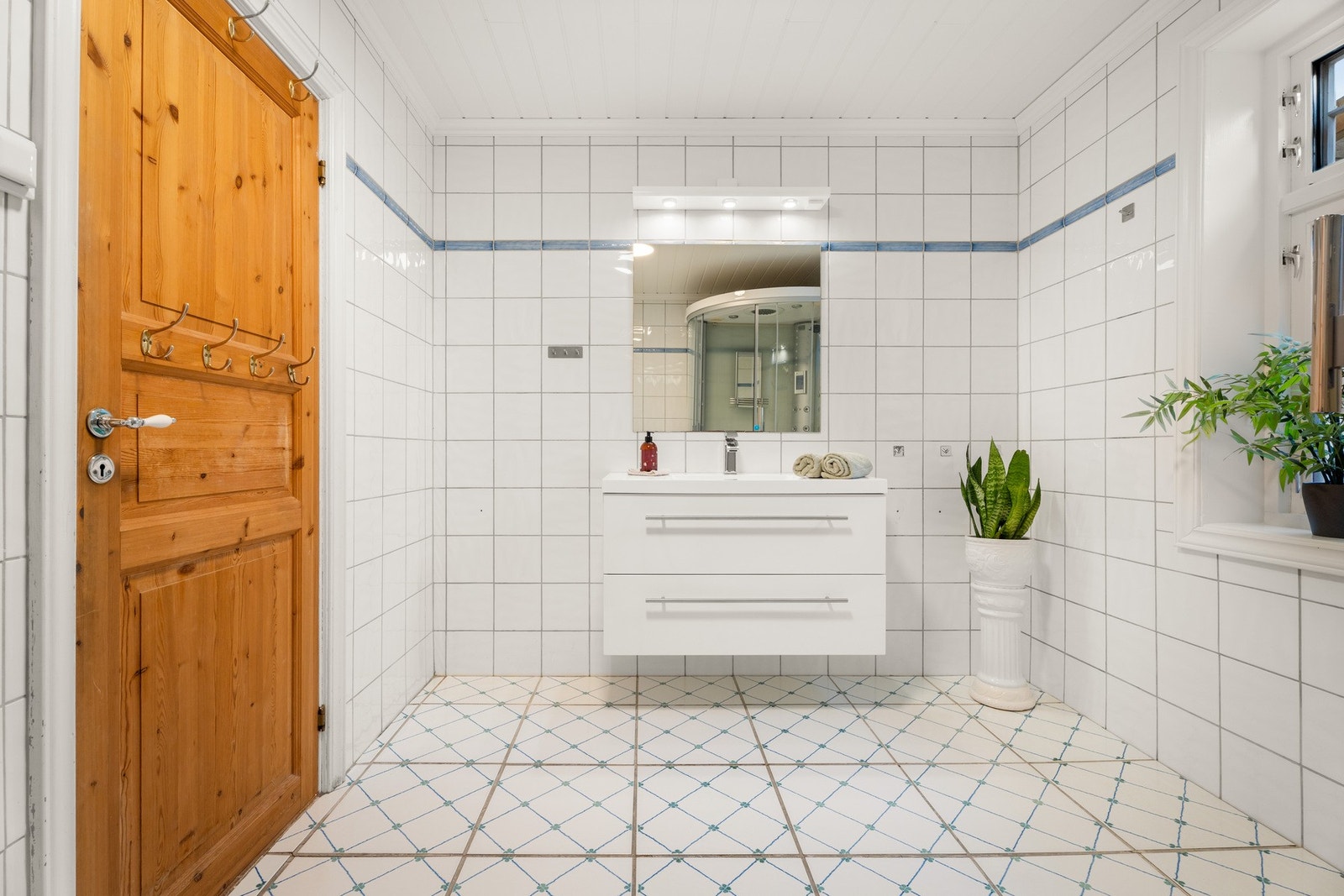 Badet er flislagt, og har varmekabler i gulvet. Galleribilde