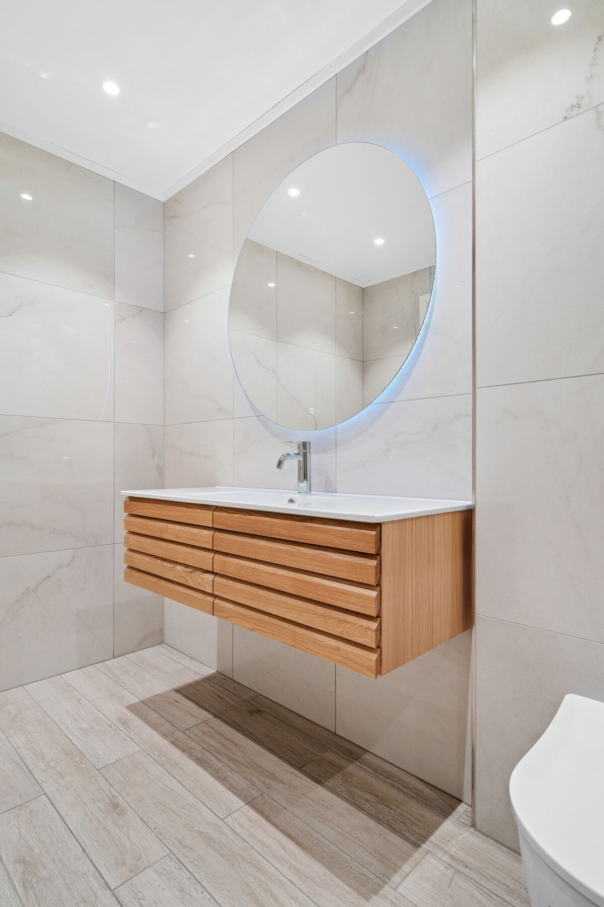 Med eksklusive fliser og downlights kan man se at det er gjort betraktelig oppgradering. Galleribilde