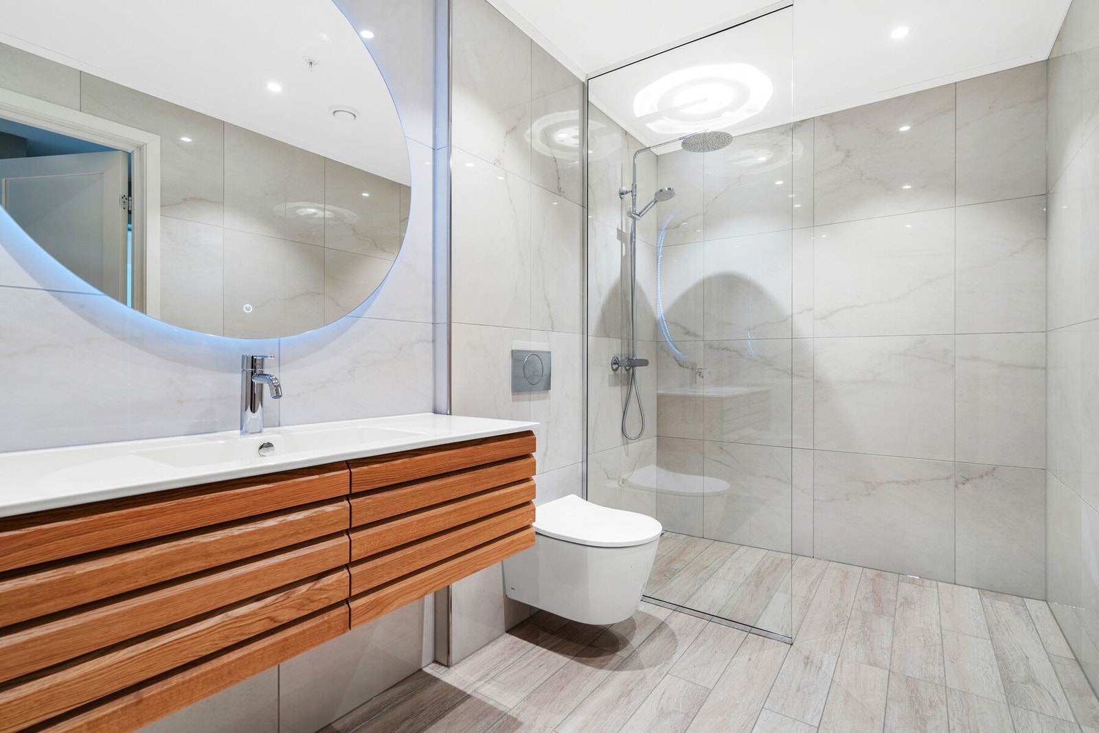 Dusjen har måltilpassede dusjvegger, fossefallsdusj og slukrenne. Galleribilde