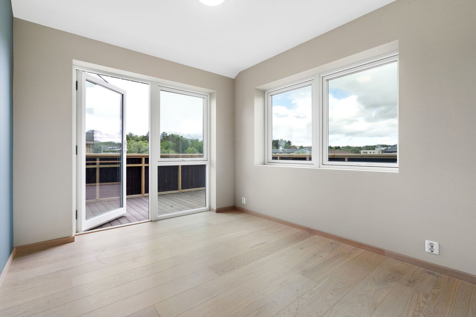 Fra det ene soverom har du enda en utgang ut til terrassen. Galleribilde