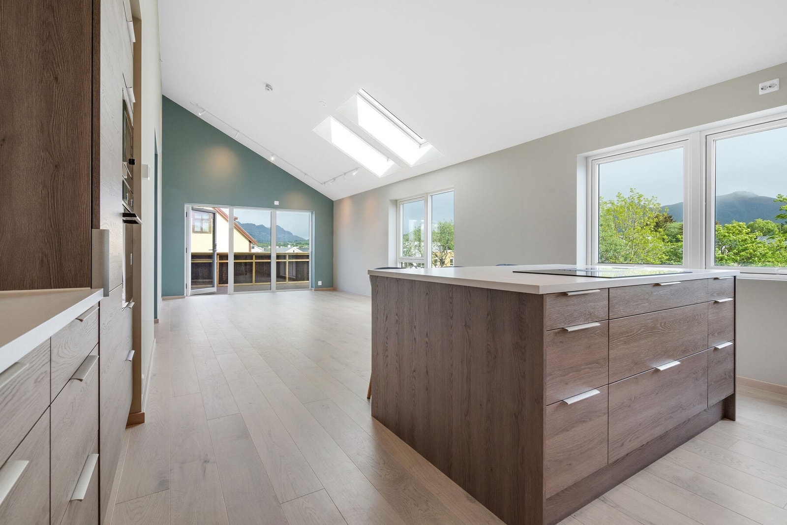 Du finner 4 stk. flippbrytere integrert i benkeplate og på kjøkkenøya. Galleribilde