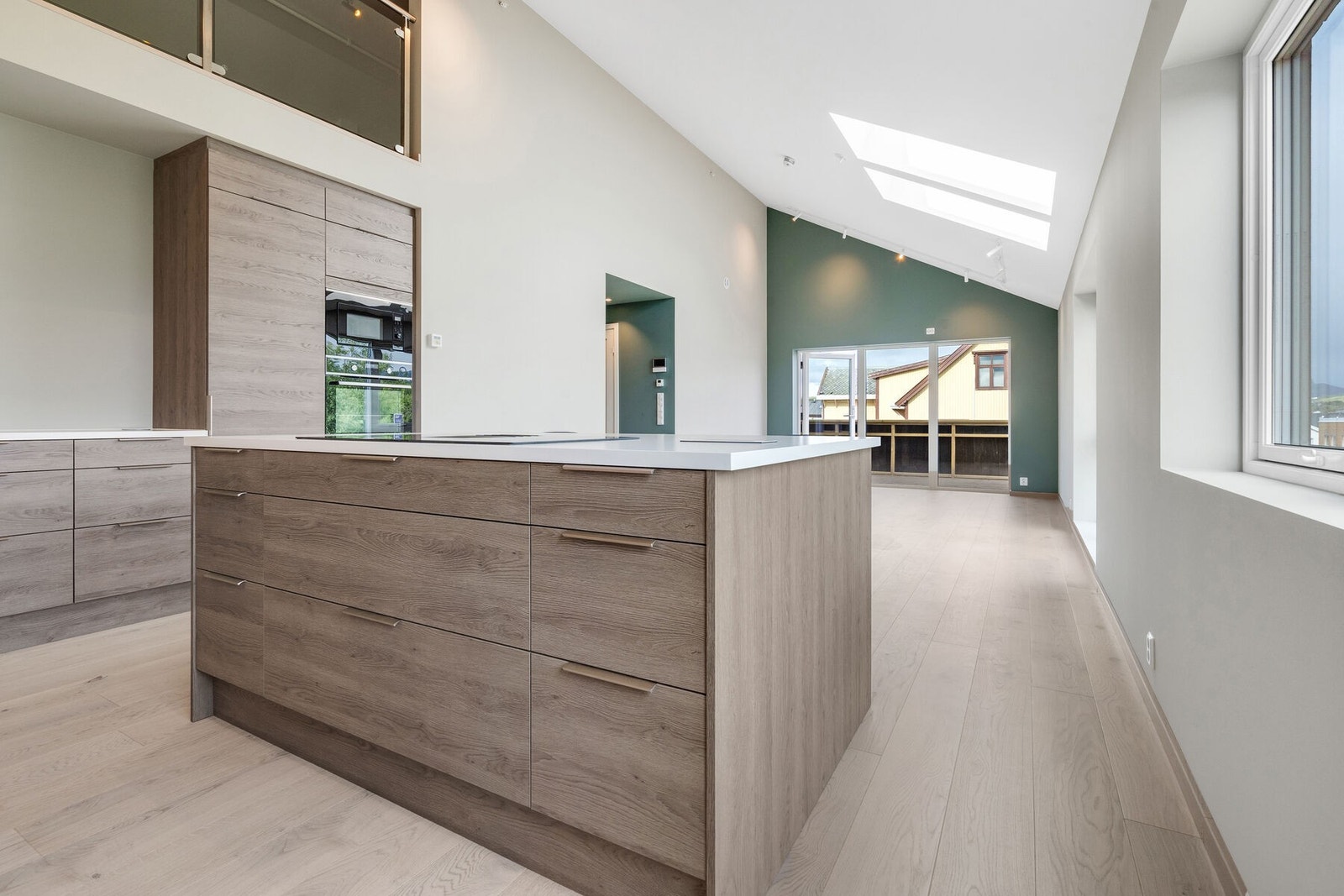 Platetopp med integrert ventilator er praktisk plassert å øya. Du har sådan rikelig med benkeplass Galleribilde