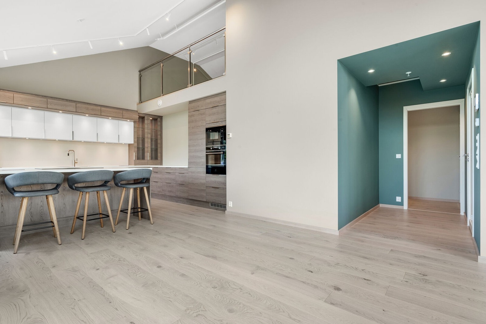 Inne i stue/kjøkken blir du møtt av boligens smykke; en drøm av et kjøkken Galleribilde