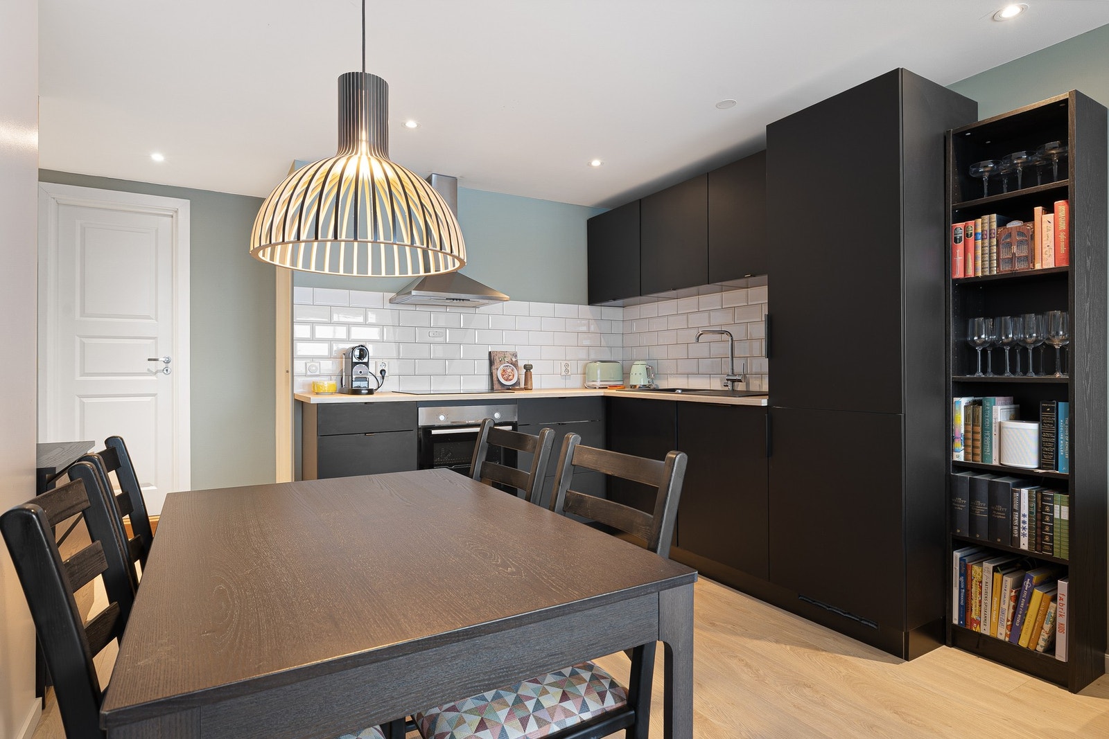 Leiligheten har et stilrent og moderne kjøkken fra 2018. Galleribilde