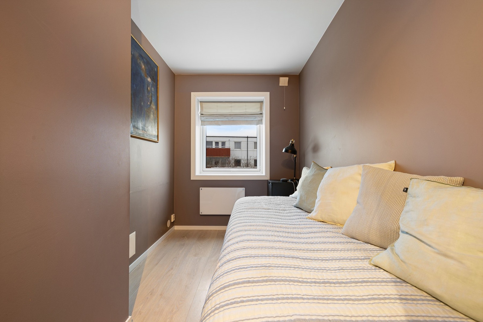 Leilighetens andre soverom på 7,5 kvm er malt i en behagelig farge. Galleribilde