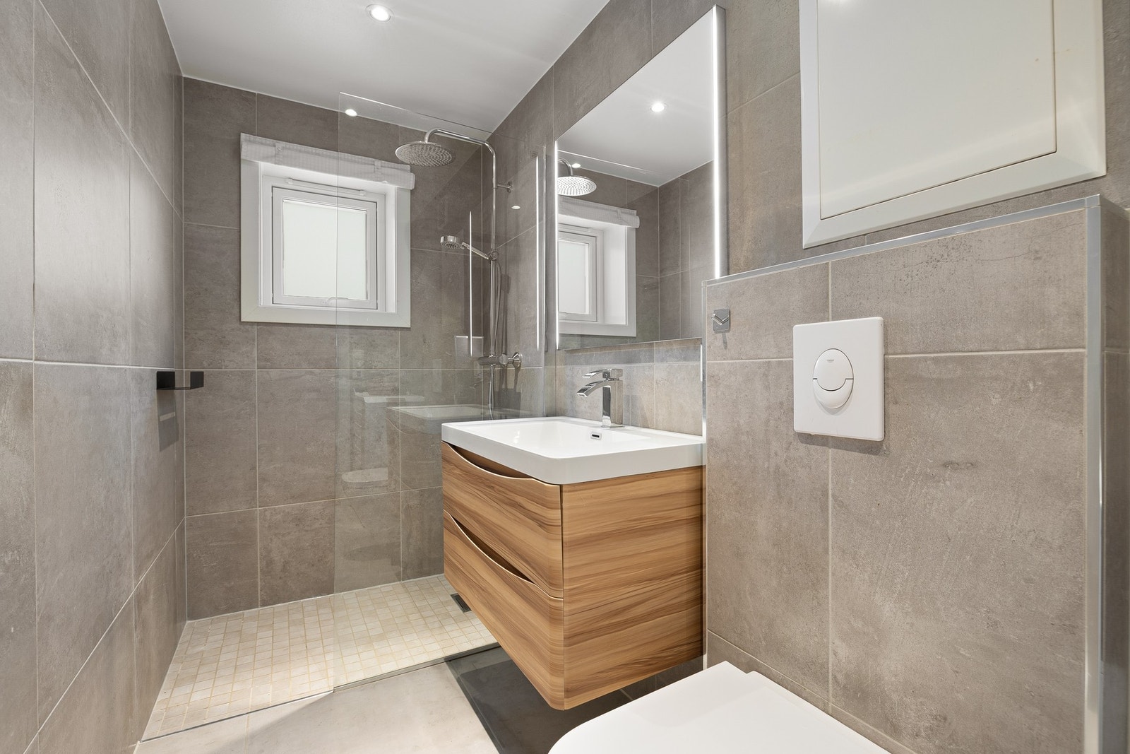 Delikat bad pusset opp i 2018 med lune varmekabler i gulvet. Galleribilde