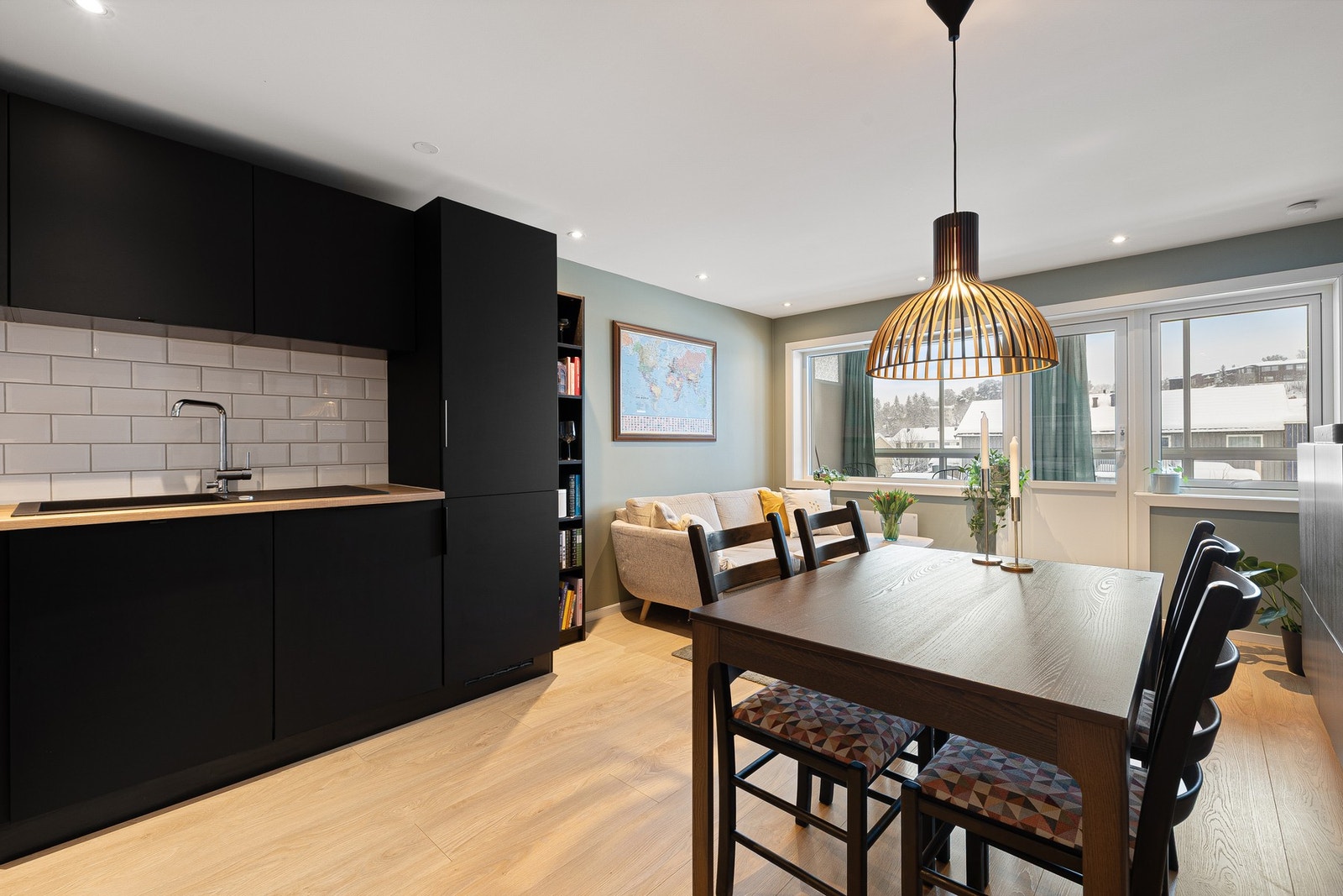 Det er god plass til både spisebord og hjørnesofa på stuen. Galleribilde