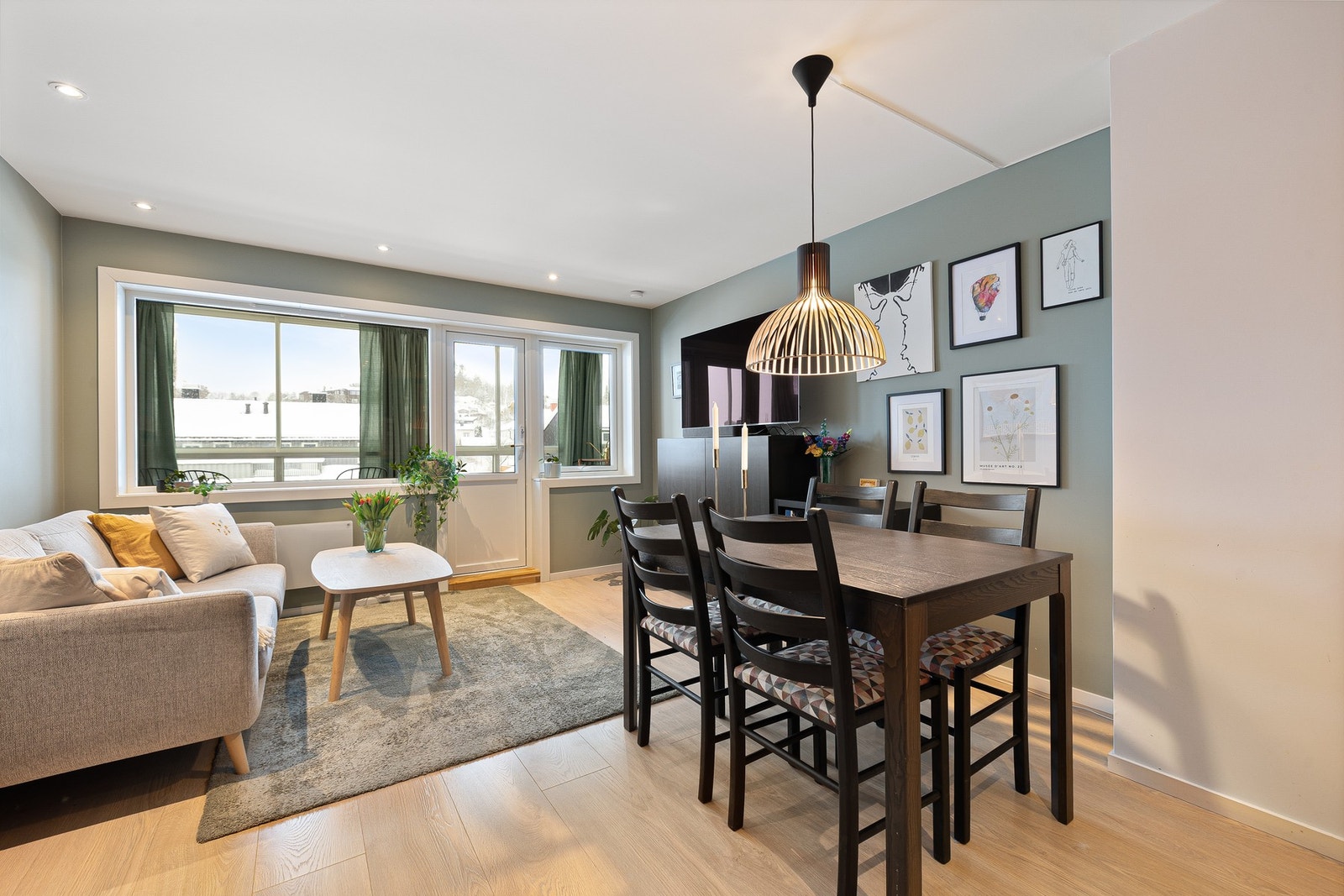 Det er god plass til både spisebord og hjørnesofa på stuen. Galleribilde