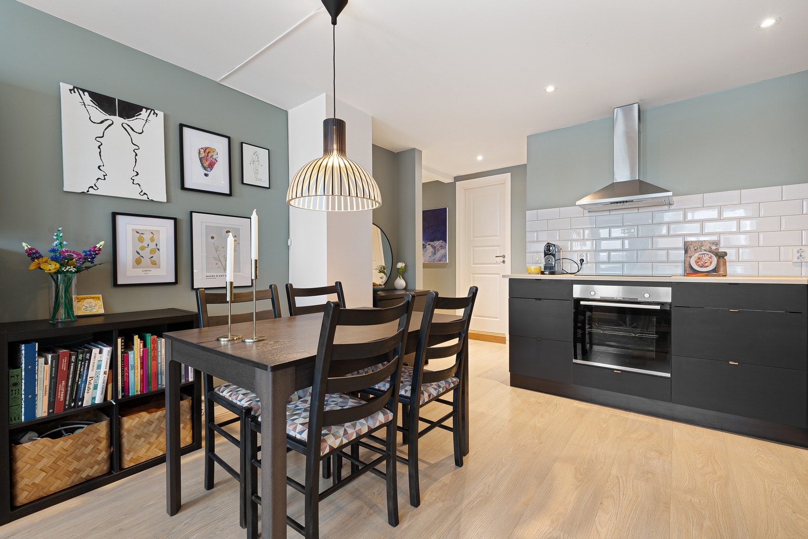 På Sverresborg bor du sentralt med gangavstand til to butikksenter, bussholdeplass og Bymarka. Herfra er det også gang- og sykkelavstand til sentrum. Galleribilde