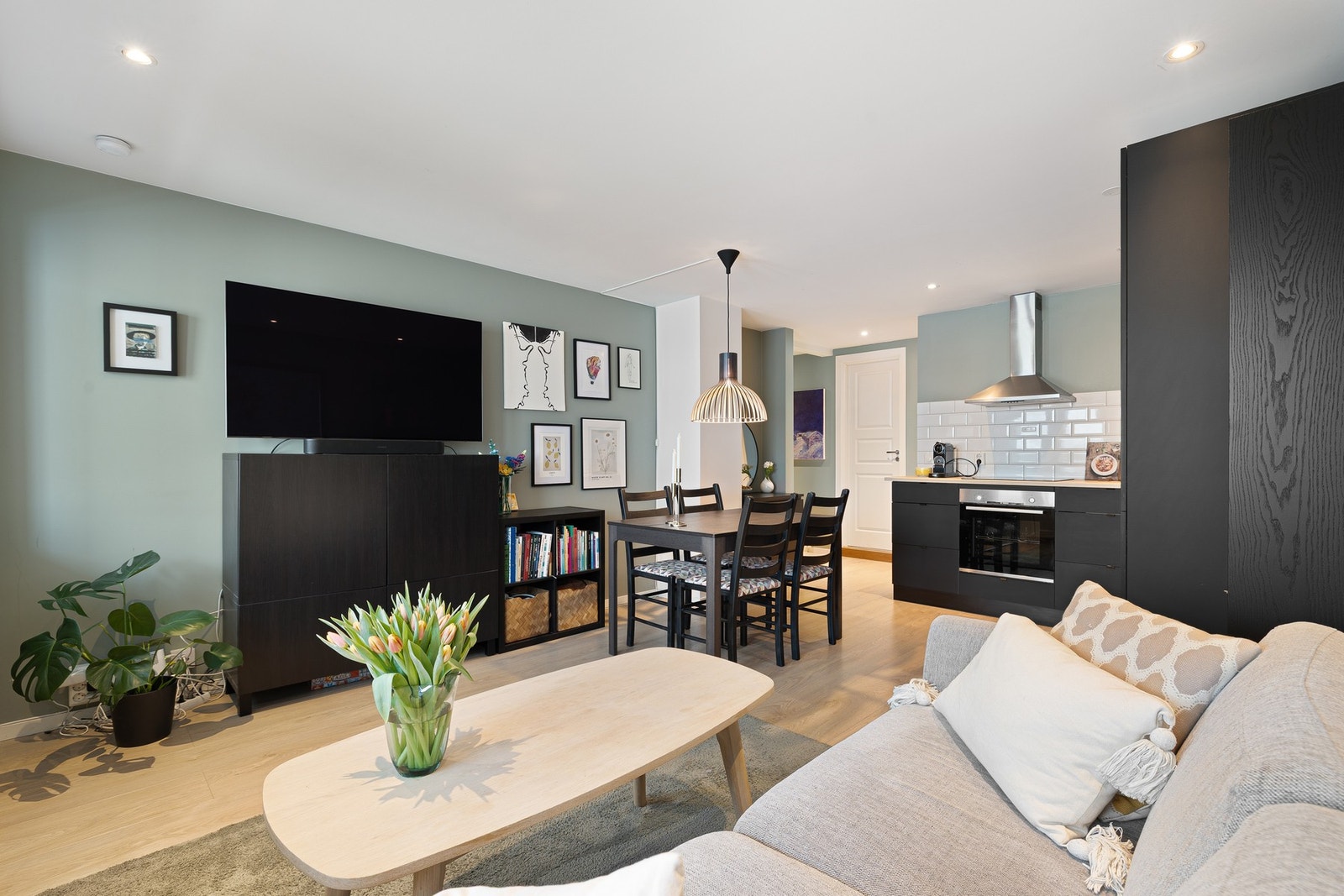 Lys og moderne 3-roms leilighet i 2. etasje med åpen stue-/kjøkkenløsning, innglasset balkong og to gode soverom. Galleribilde