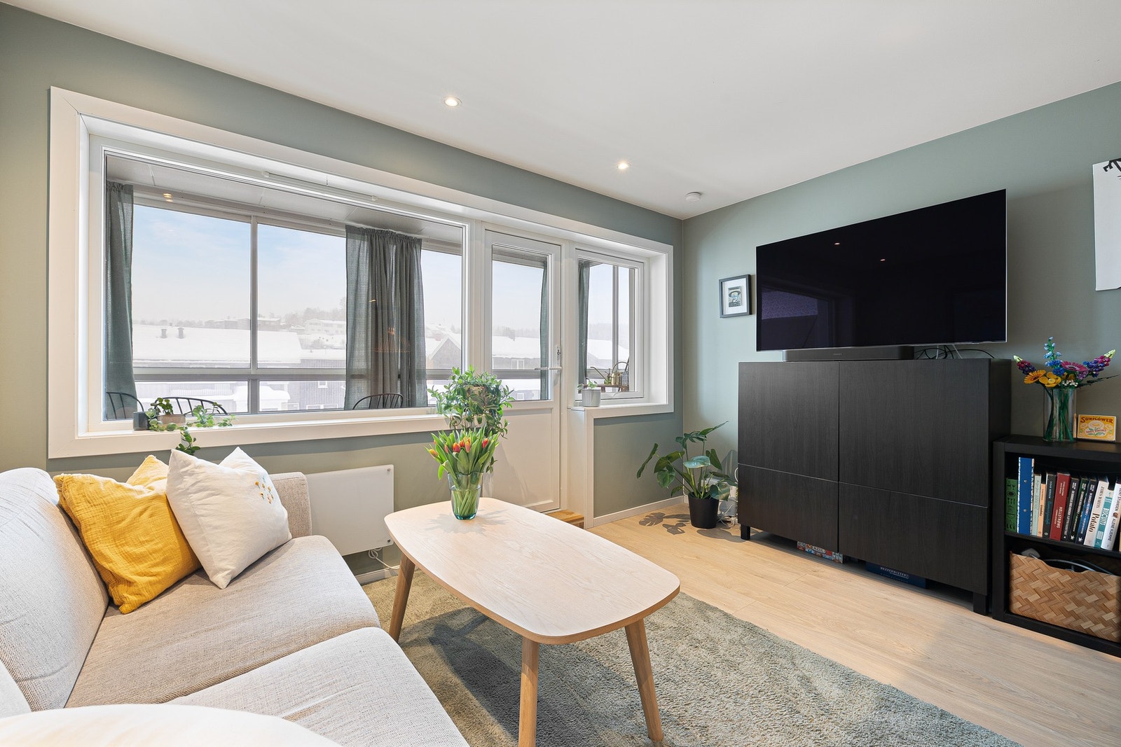 Kabel-TV og internett er inkludert i felleskostnadene. Galleribilde