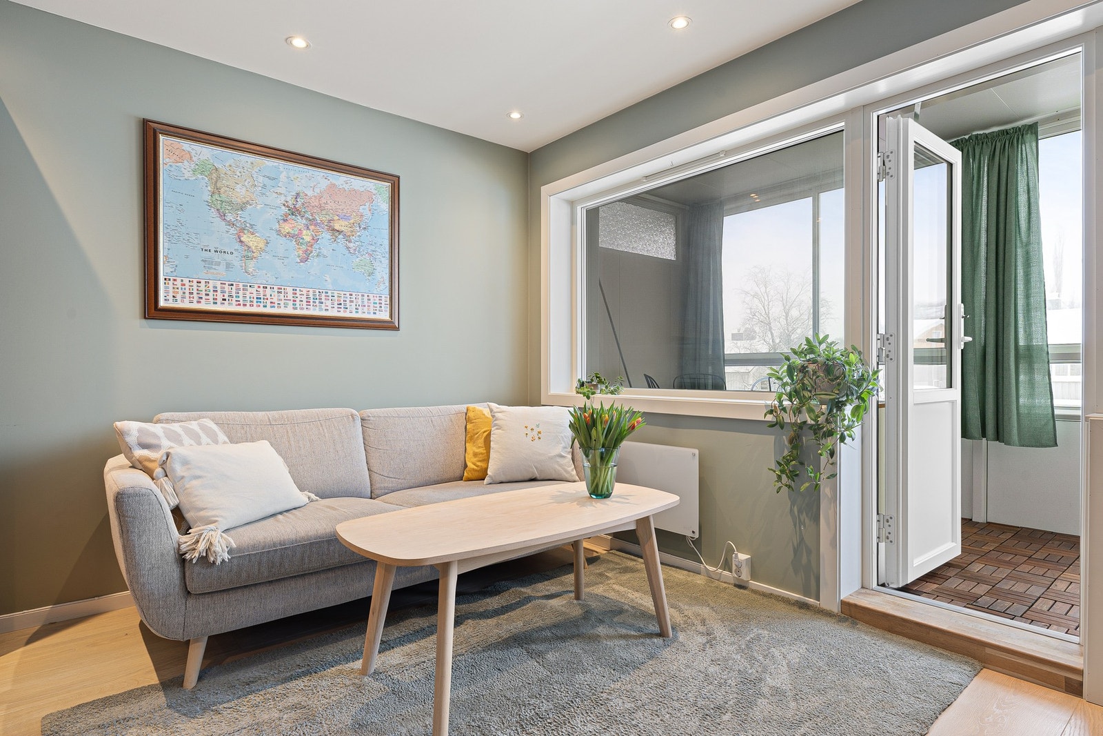 Stuen forlenges i en innglasset balkong på 6 kvm. Galleribilde