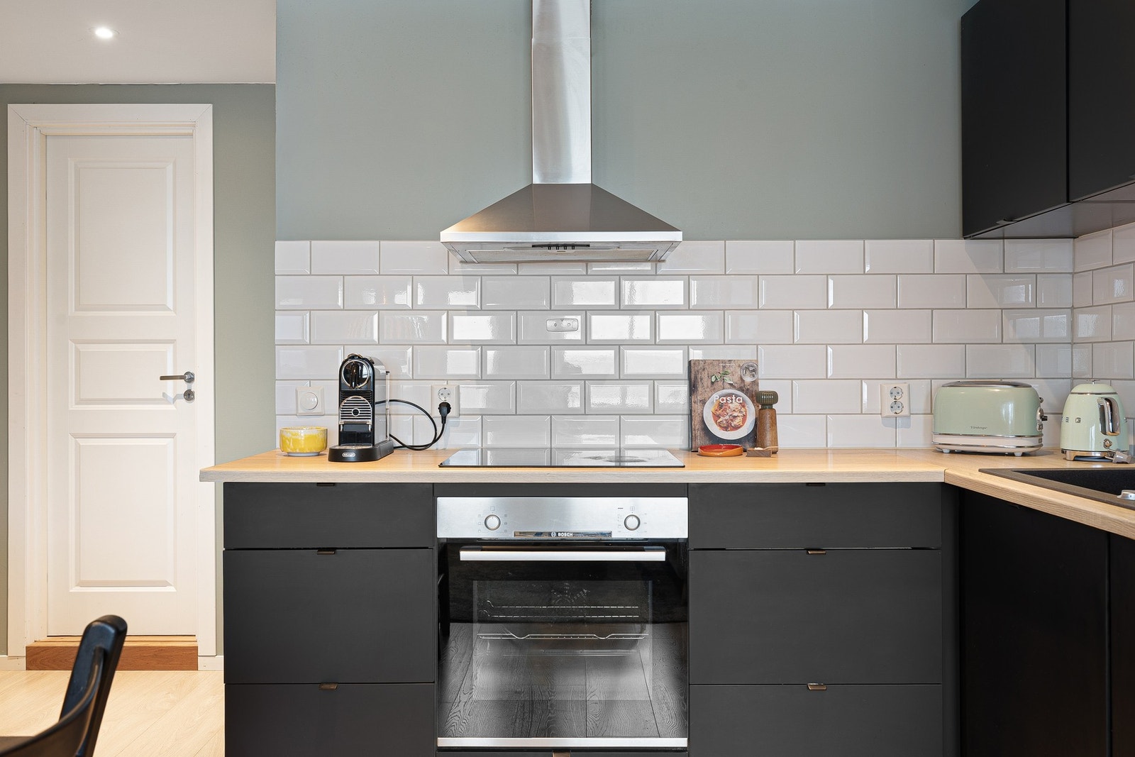 De dekorative flisene på veggen beskytter for mat- og vannsøl. Galleribilde