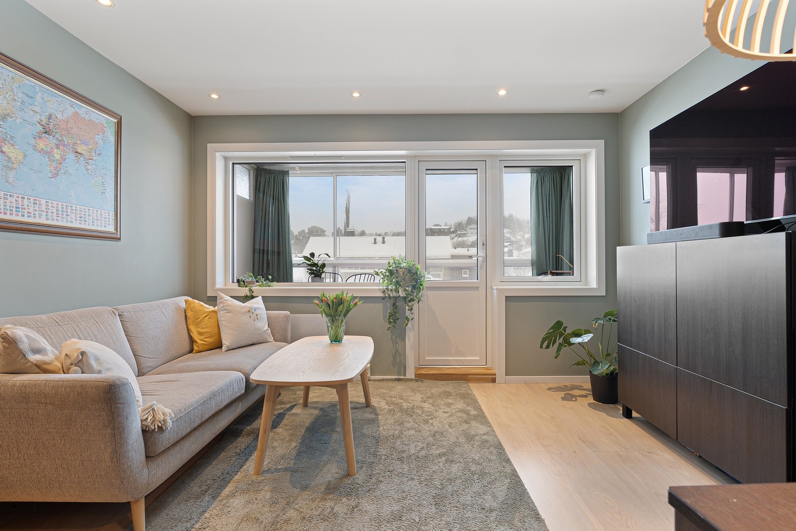 Leiligheten oppleves lys og trivelig med store vinduer og downlights i himling. Galleribilde