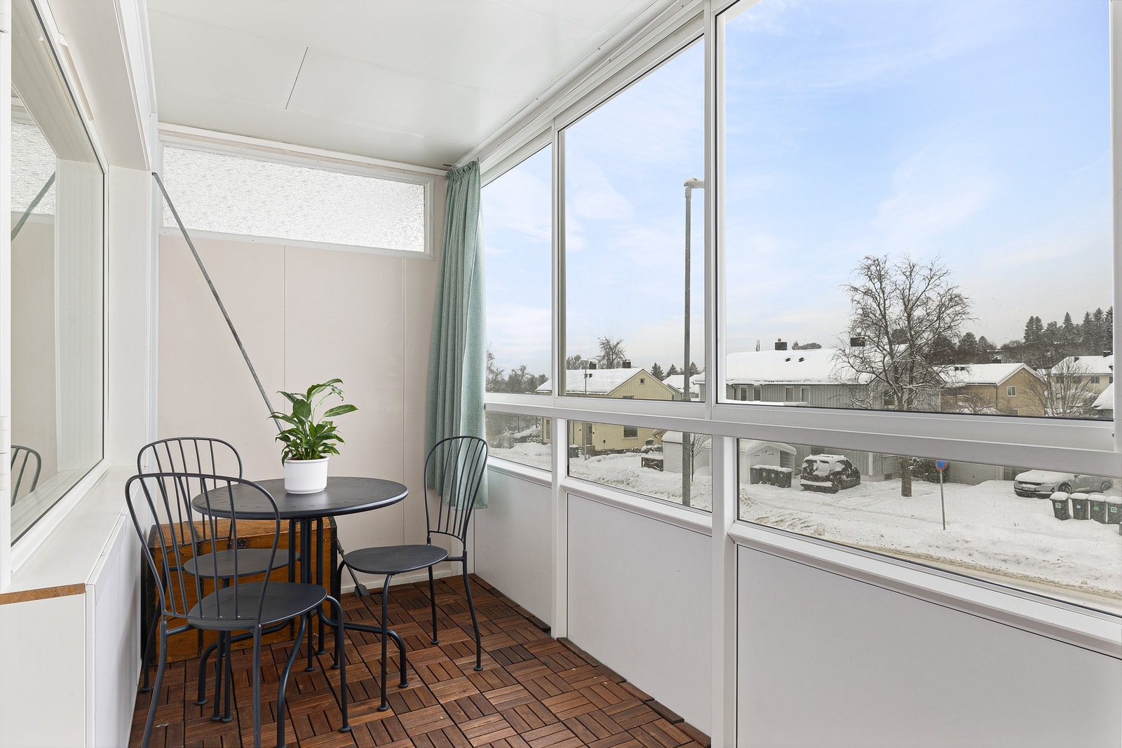 Aksjelaget har pent opparbeidede uteareal, samt at det er et stort friområde på baksiden av blokka. Galleribilde