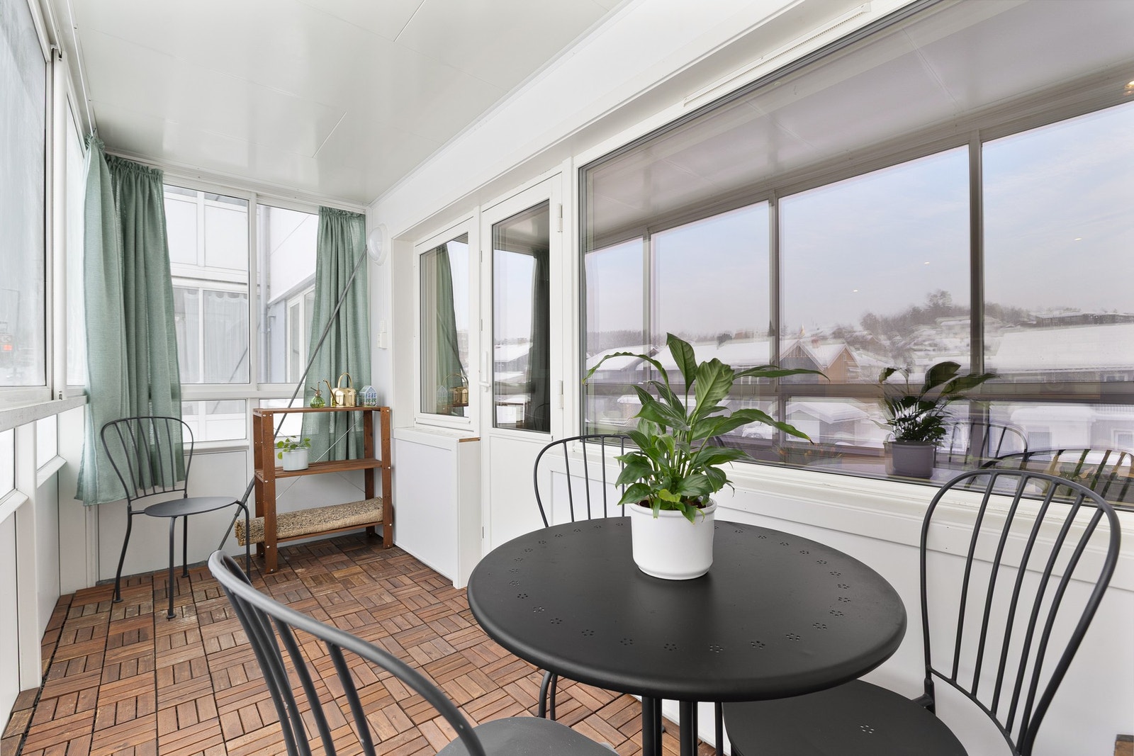 Her er det god plass til en hyggelig sittegruppe som står tørt under tak hele året. Galleribilde