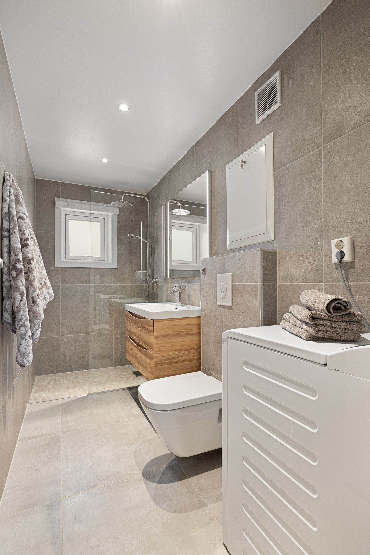 Badet er vurdert til tilstandsgrad 1 på overflater og innredning. Galleribilde