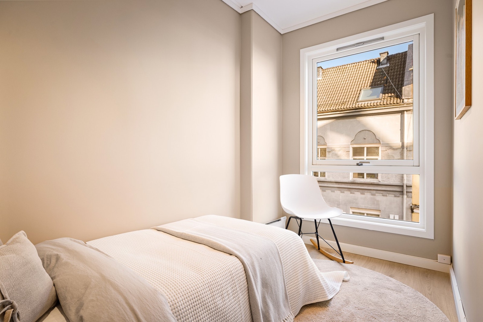 Koselig soverom med moderne overflater. Galleribilde