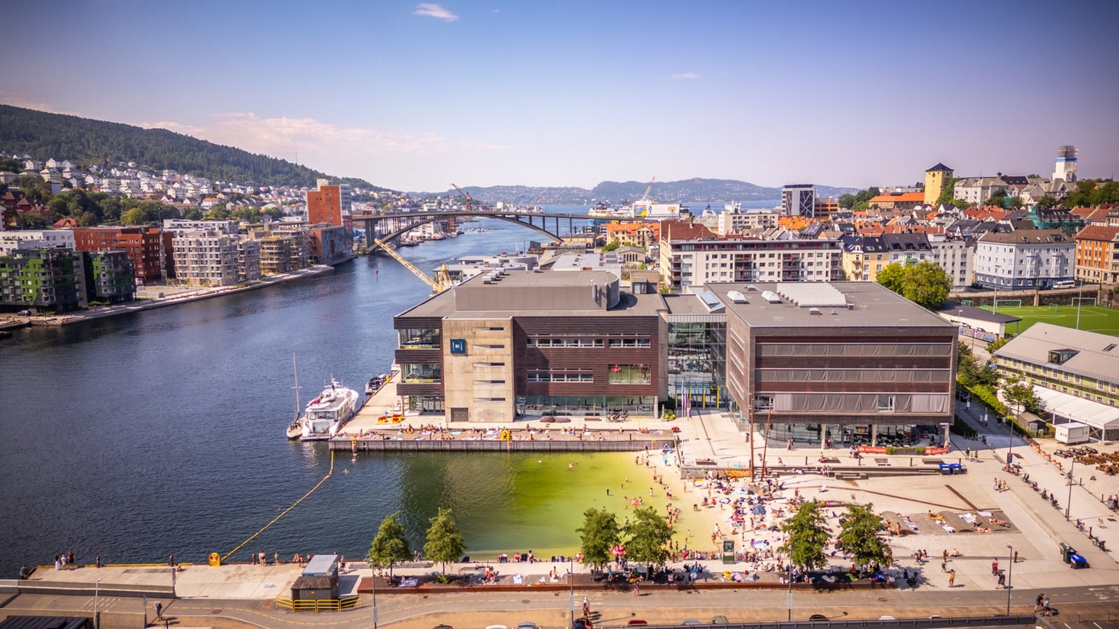 Kort vei til alle fakulteter fra UIB og Handelshøyskolen BI gjør hverdagen enkel for studenter. Bystranden er perfekt for sommerdager, treningsturer og hyggelige kvelder med venner. Galleribilde