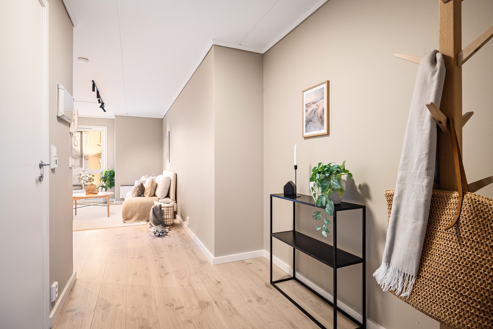 Praktisk inngangsparti med nylig malte overflater (2026) og god plass til jakker og sko. En helhetlig og moderne følelse helt fra inngangsdøren. Galleribilde