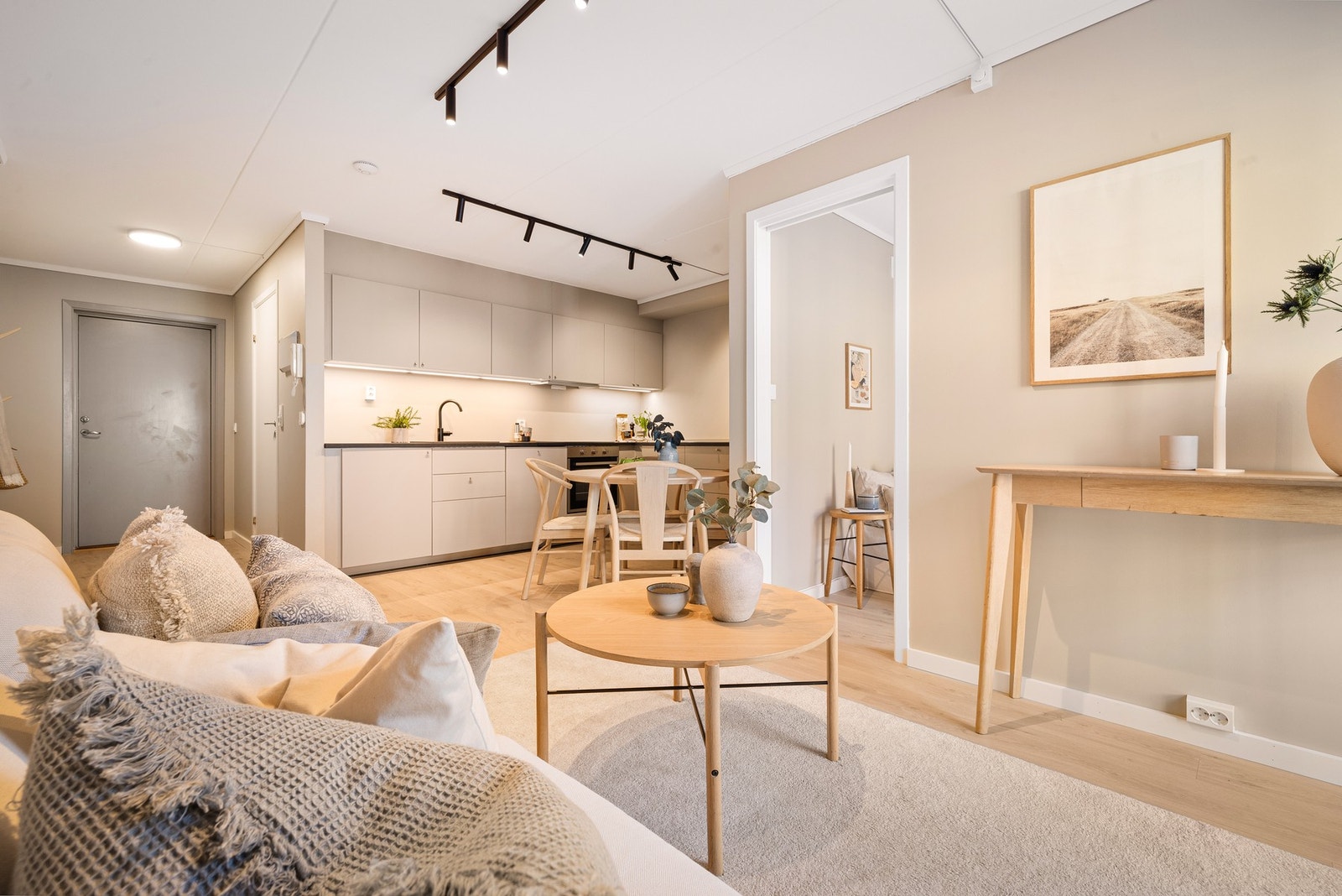 Myk overgang fra stue til kjøkkendelen. Galleribilde