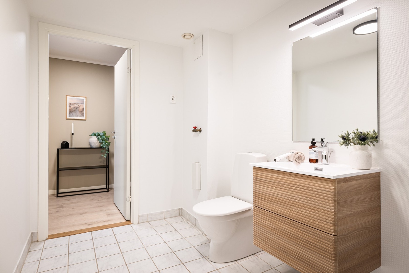 Dusjkabinett, varmtvannsbereder er montert av Grevstad & Tvedt AS i 2026 Galleribilde