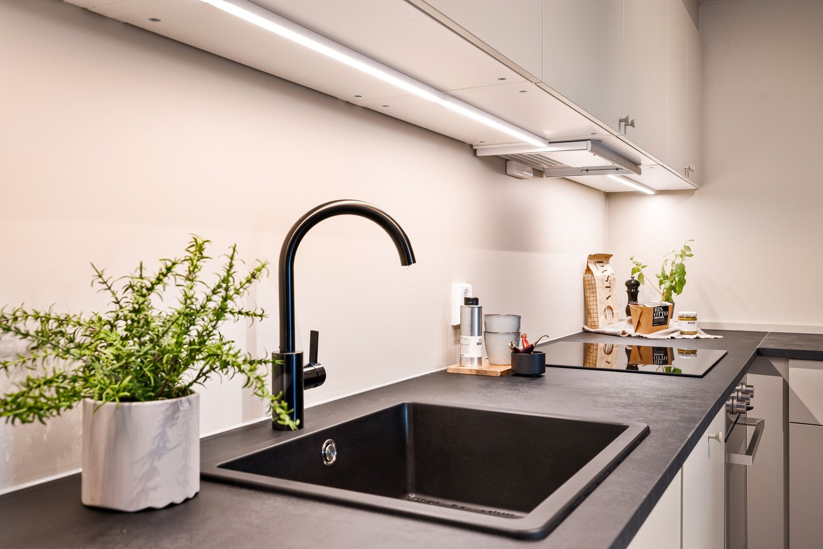 Godt med skap og benkeplass. Galleribilde