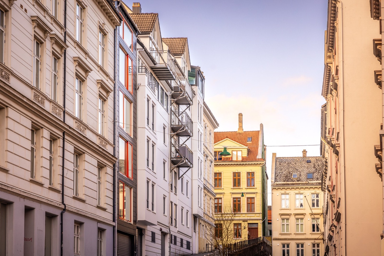 Leiligheten er vendt ut mot Bohrs gate og ligger i 2.etasje. Her er det også inngang til bygget. Det er ingen innsyn fra gaten. Galleribilde