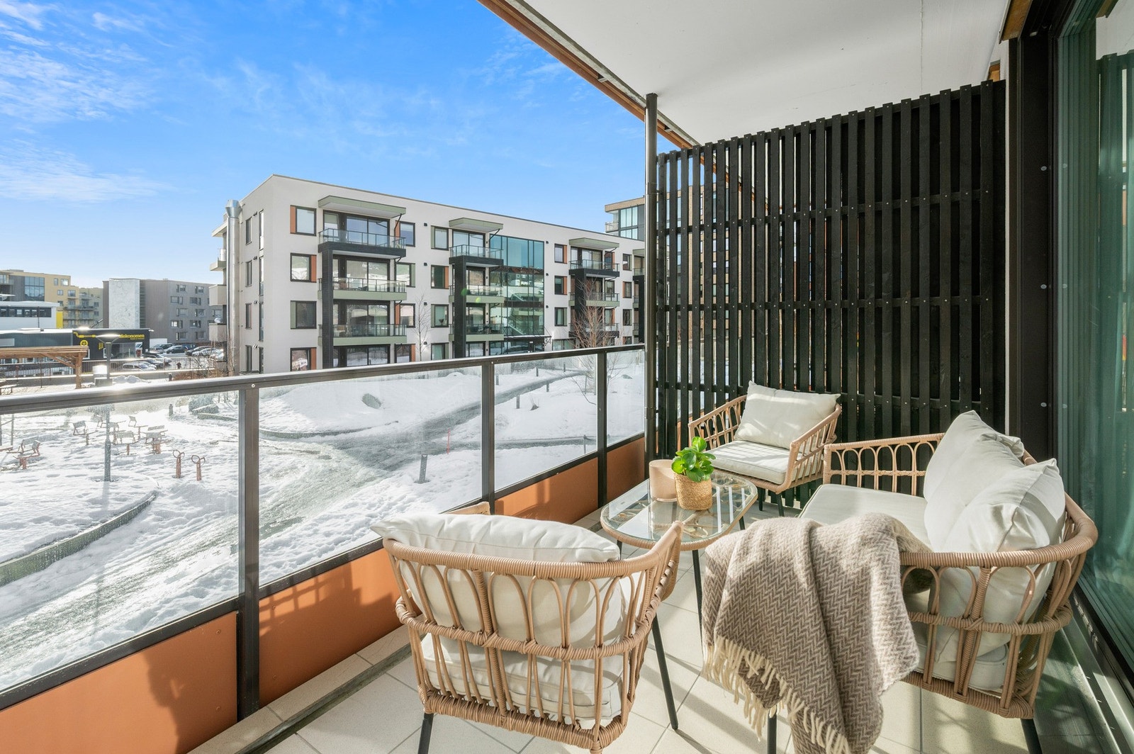 Leiligheten ligger fint til i feltet med god avstand til nærmeste bygg. Galleribilde