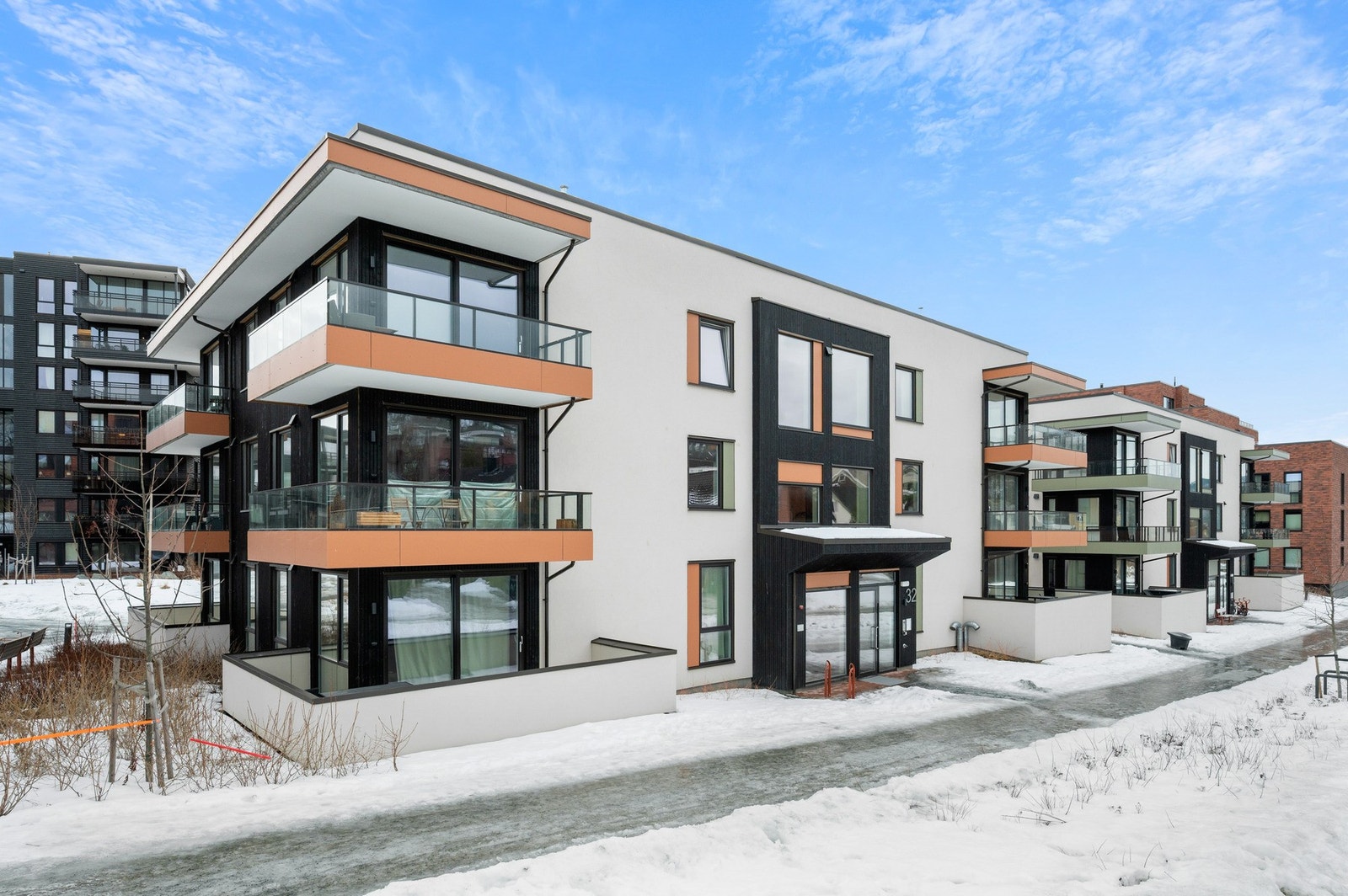 Øvre Nyhavna ligger i nærheten til blant annet dagligvarebutikker, kollektivtransport, treningssentre, ladestien, shopping, restauranter, cafeer og bademuligheter. Det er også gang- og sykkelvei til sentrum. Galleribilde