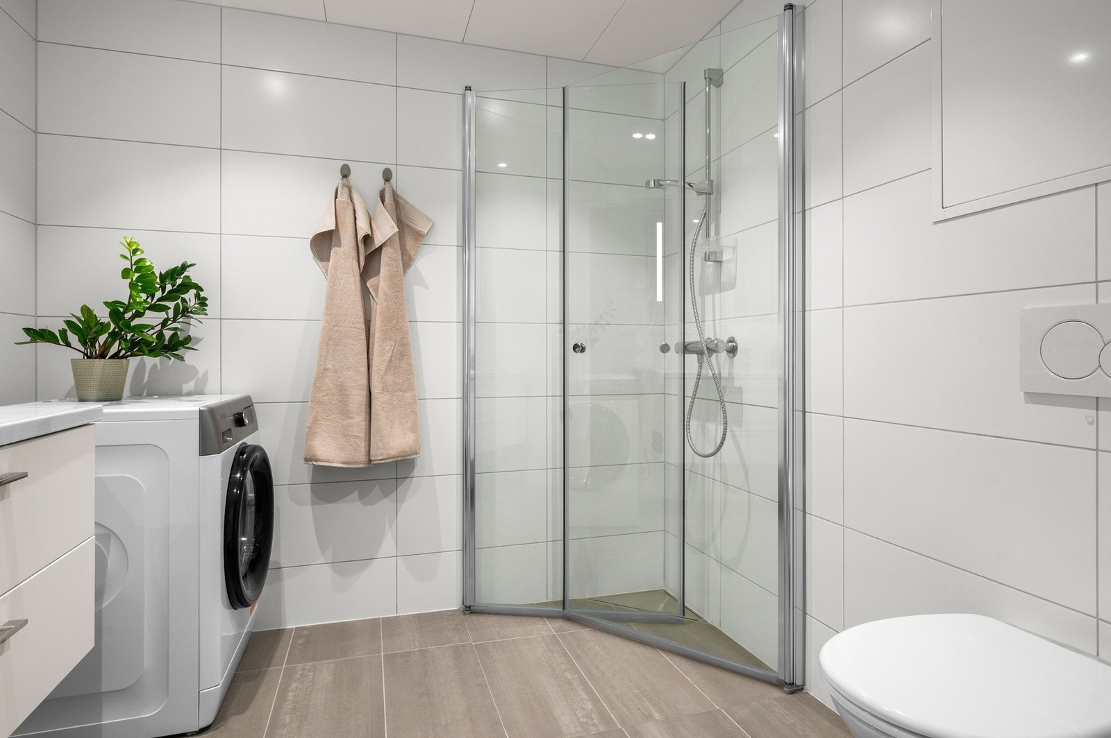 Praktiske og plassbesparende infellbare dusjdører. Galleribilde