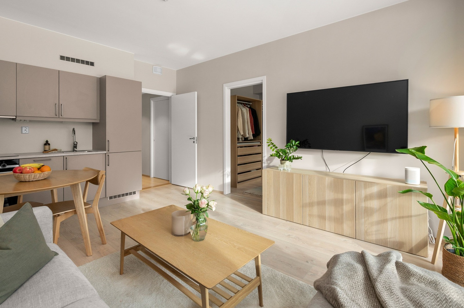 God plass til både sofa og spisebord på kjøkken/stue Galleribilde