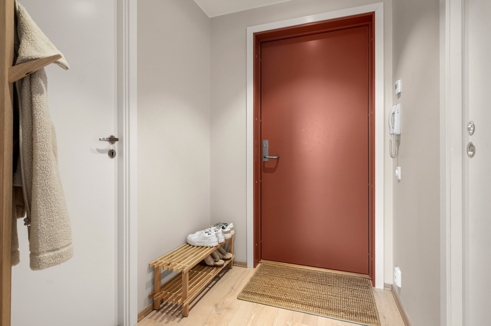 Felleskostnadene er på kr. 2 119,- og inkluderer blant annet TV/internett, a-konto fjernvarme, varmtvann, drift og vedlikehold av fellesarealer og bod. Galleribilde