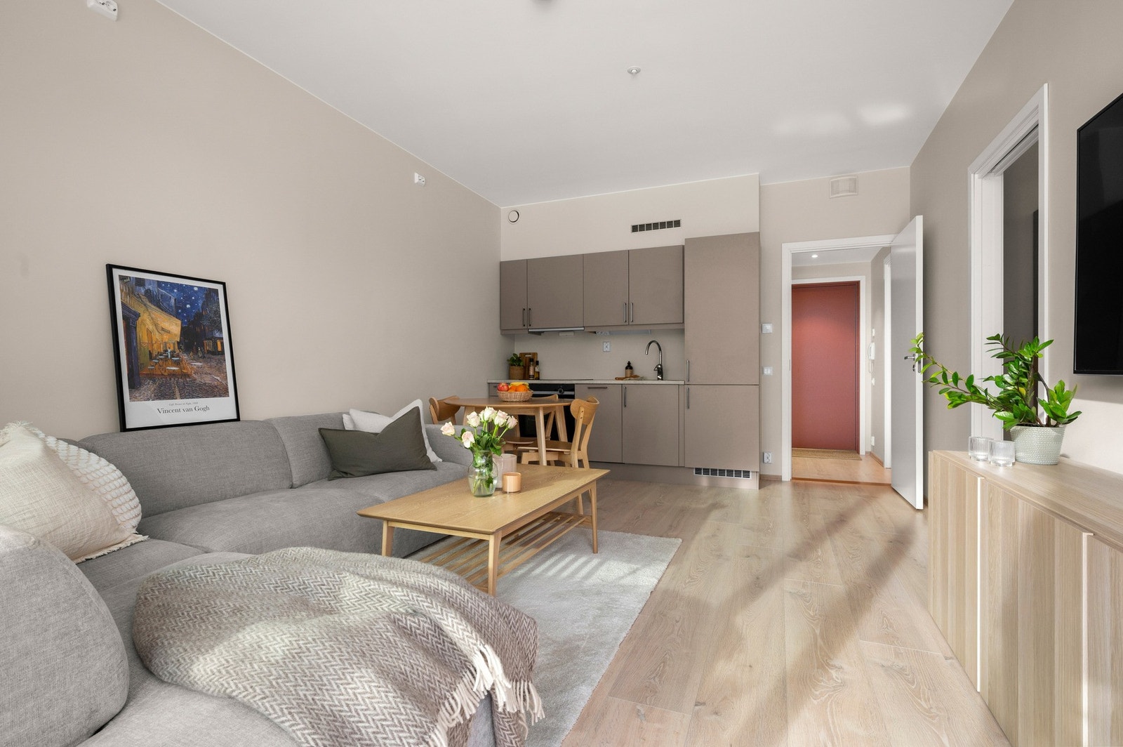 Stua og kjøkkenet er totalt ca 18m2 - leiligheten varmes behagelig opp av vannbåren varme i gulvene. Galleribilde